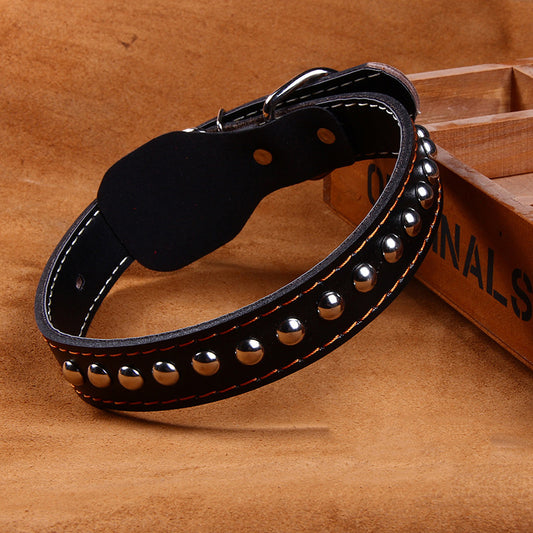 Lederhalsband mit Nieten